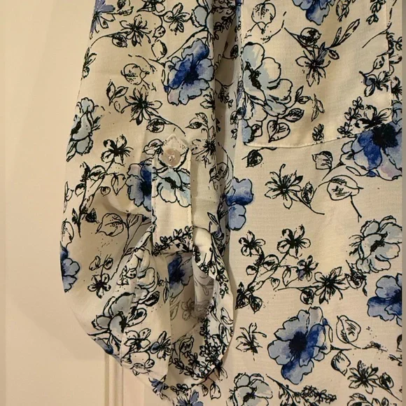 Beautiful button up blouse - Picture 2 of 11